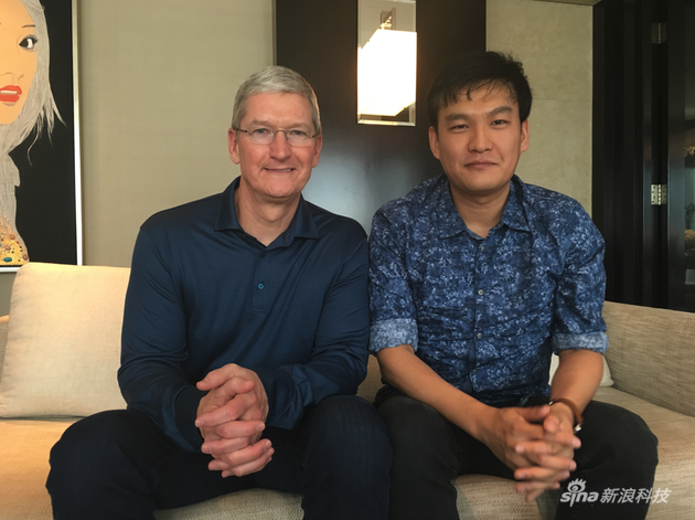 圖中左為蘋(píng)果CEO庫克 右為新浪科技郭曉光